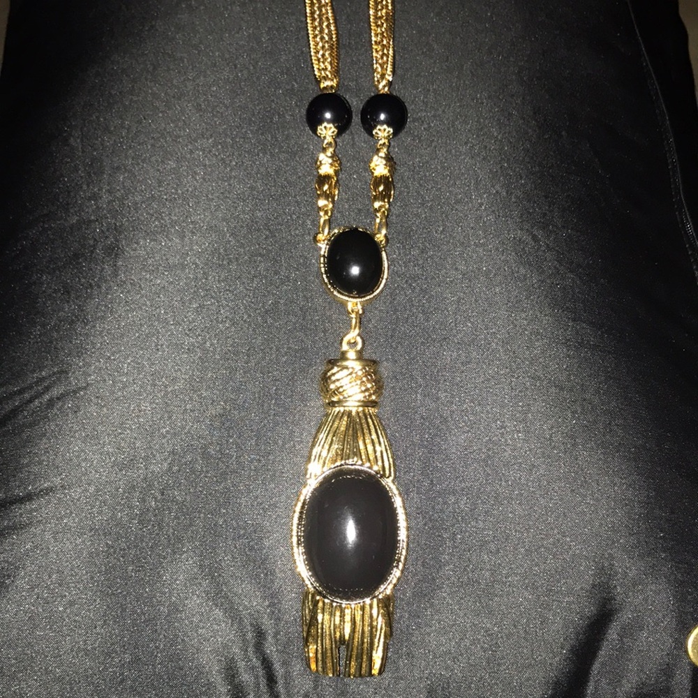 Elegant Black and Gold Pendant Necklace - Picture 2 of 8